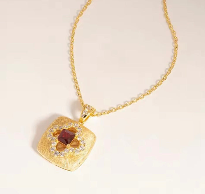Royal Clover Garnet Pendant Necklace - Gem Vivi