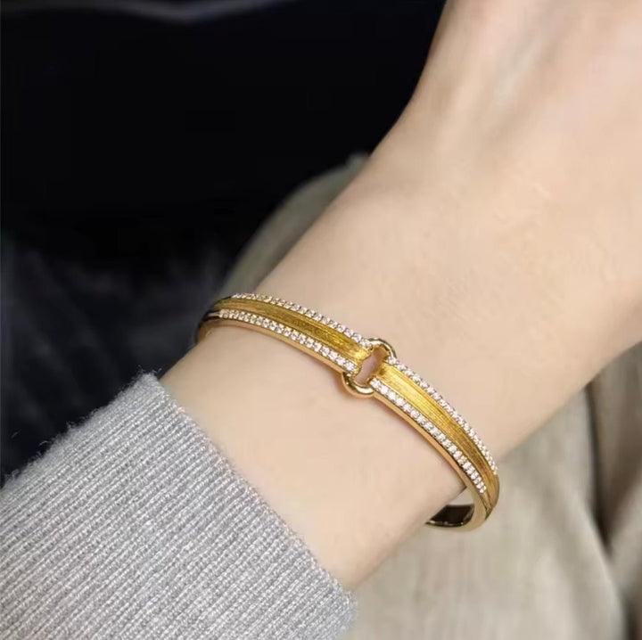 Golden Embrace Loop bracelet - Gem Vivi