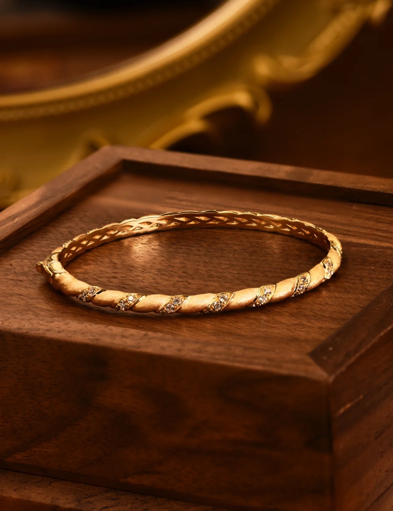 Twisted Lumière Gold Bangle - Gem Vivi